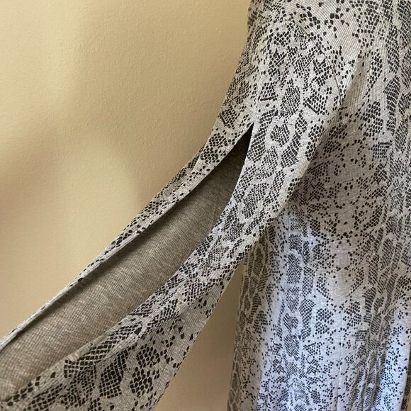 LA Relaxed Snake Skin Print Midi Long Sleeve Dress | Gray | Size M - Picture 3 of 8